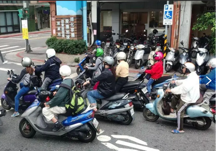 上班騎摩托車(chē)人群